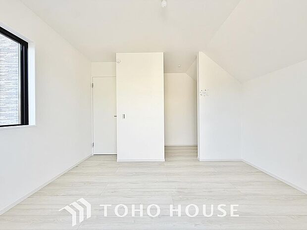 シンプルなお部屋は家具やファブリックが合わせやすいです。季節毎に模様替えをするのもいいですね。