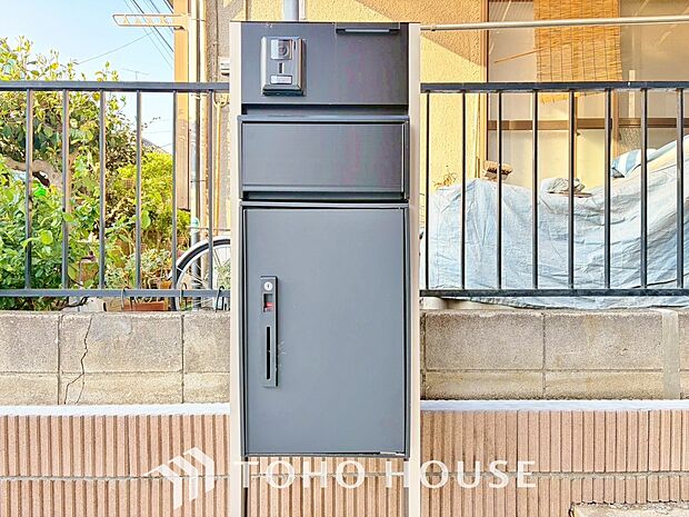 宅配ボックスは留守中でも宅配便の荷物が受け取れる為昼間の受け取りが困難な共働き世帯に需要が高い設備。