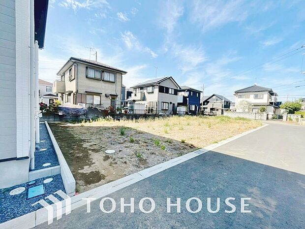みんなが街探しのポイントにしているのは何。　第1位は過半数が支持した納得の 「交通の利便性」。続いて3割以上の人が「住環境」と「公園、緑地の充実」です。
