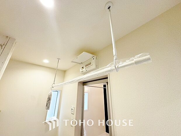天井に穴の開いたパーツを設置し、その穴にポールを差し込んで使用する室内物干しです。