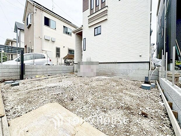 ゆったりとした駐車スペースを確保いたしましたので、大きめのお車でも駐車可能です。