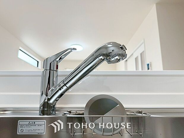 ワンタッチで浄水と原水と切り替えできる、見た目にもスマートな浄水器一体型の水栓。