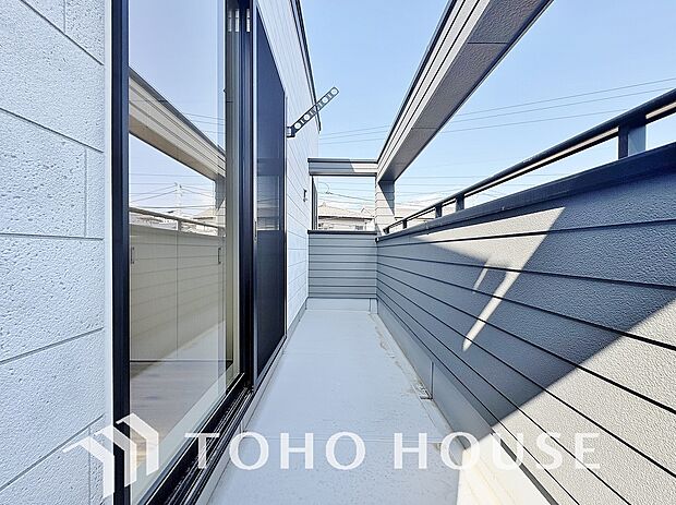 暖かい陽ざしが差込むバルコニーは、晴れた日には、洗濯物が良く乾きます。また、風通しも良好です。
