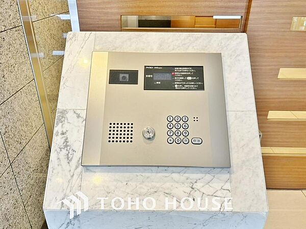 当マンションエントランスには、防犯対策の「オートロック」を採用。マンション住人以外の侵入を防ぐために設置しました。お子様がいらっしゃるご家庭にも安心の設備です。