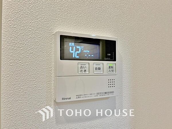 お風呂場と台所に操作リモコンがあり、キッチン近くにある給湯リモコンは、お料理の最中でもリビングで寛いでいるなかでもボタン一つで簡単に沸かせて便利ですね。