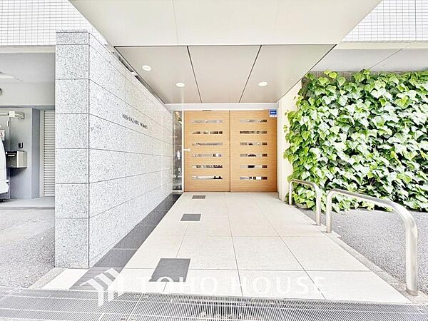 ホテルエントランスのような凛とした空間です。セキュリティーに守られている館内は静寂です。デザイナーの質感への拘りと四季折々の変化を感じられ管理体制の良さが窺えます。