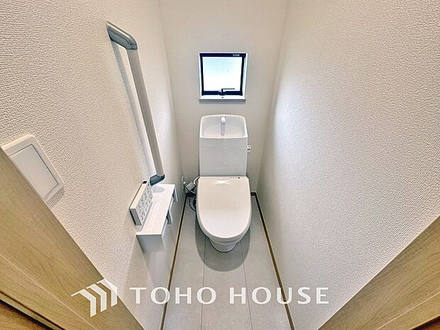 清潔な空間であって頂けますように、目に留まるだけではなく、汚れをふき取り易いフロアと壁紙をチョイス。