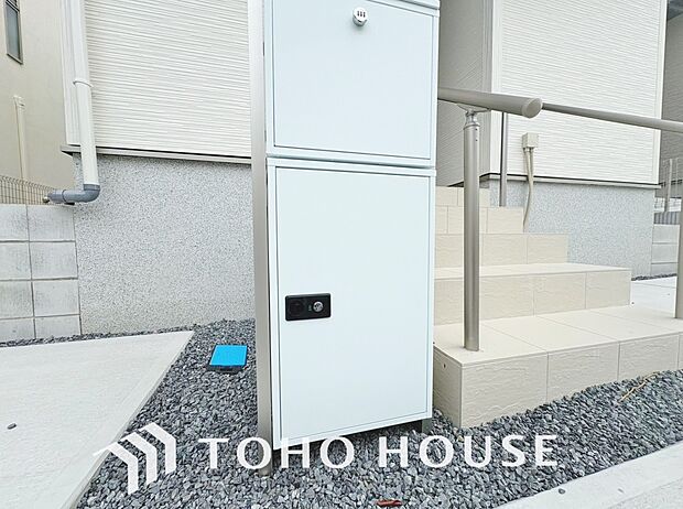 宅配ボックスは留守中でも宅配便の荷物が受け取れる為昼間の受け取りが困難な共働き世帯に需要が高い設備。