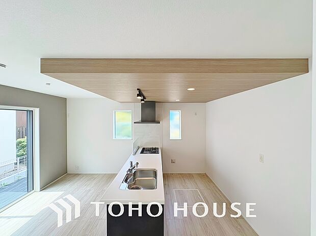 折下げ天井は空間に縦の動きができ、奥行きが感じられる為フラットな天井の場合よりも部屋が広く見えます。