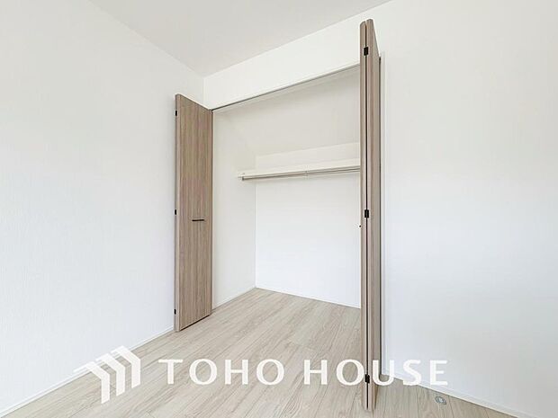 奥行きあるクローゼットを採用。衣装ケースや、掃除機といった物を収納できるような造りになっております。