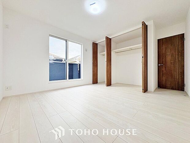 床とクロスの色をシンプルにし、疲れた日でも安らげる空間へ。帰宅する喜びのあるお部屋となるように。