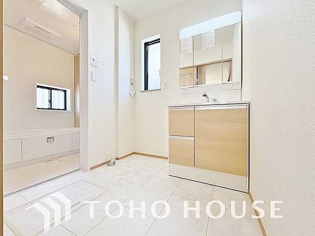 手で洗いたい大切な服など、広く使えると助かる洗面台は汚れの付きにくい形状と素材で造られております。