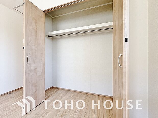 クローゼットを完備。家具の配置にも困らない設計がされており、採光と室内のバランスが絶妙です。