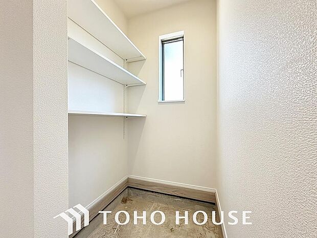 土足のまま入れるので、ゴルフバックなどがそのまま収納可能。散らかりがちな玄関をすっきりと保てます。
