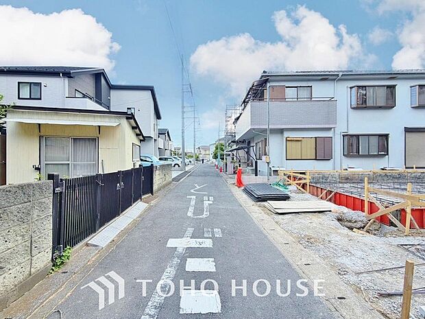周辺環境とのコラボレーションにより明るく開放的な空間を演出しております。