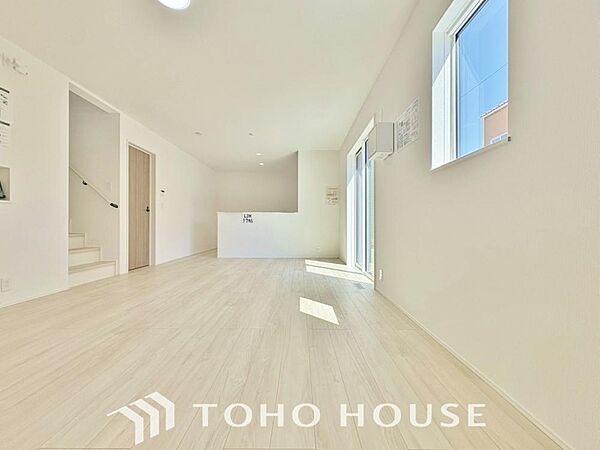 家族が自然と集まる明るいリビング。広々とした空間で豊かな時間をお過ごしください。