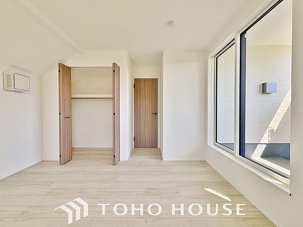 一日の疲れを癒やしてくれる主寝室。時を忘れて過ごす場所として過ごせるお部屋。