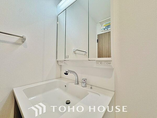 手で洗いたい大切な服など、広く使えると助かる洗面台は汚れの付きにくい形状と素材で造られております。