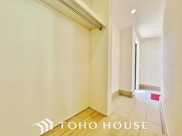 土足のまま入れるので、ゴルフバックなどがそのまま収納可能。散らかりがちな玄関をすっきりと保てます。
