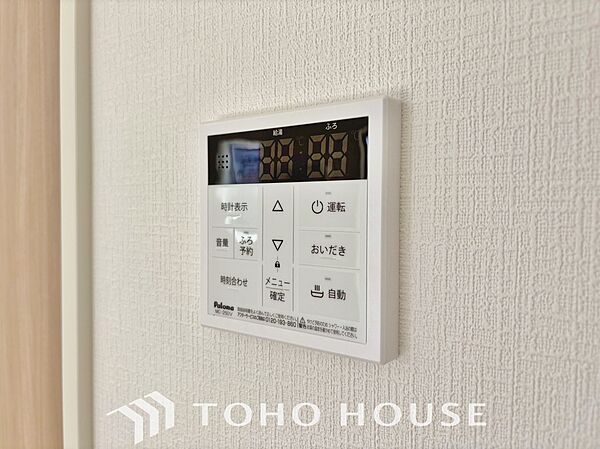 お風呂場と台所に操作リモコンが設置され、給湯リモコンは家事の最中でもボタン一つで簡単に沸かせます。
