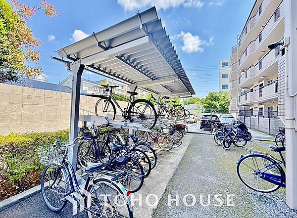 広さがしっかり確保された敷地内駐輪場。かさ張る自転車も安心して停めることができます。