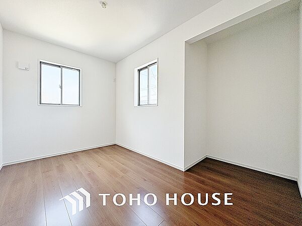 床とクロスの色をシンプルにし、疲れた日でも安らげる空間へ。帰宅する喜びのあるお部屋となるように。
