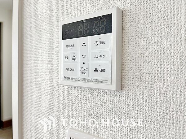 お風呂場と台所に操作リモコンが設置され、給湯リモコンは家事の最中でもボタン一つで簡単に沸かせます。