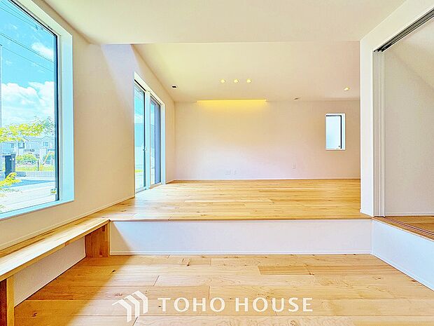 ステップダウンフロア。床は無垢床仕上げで足ざわりも柔らかい踏み心地です。