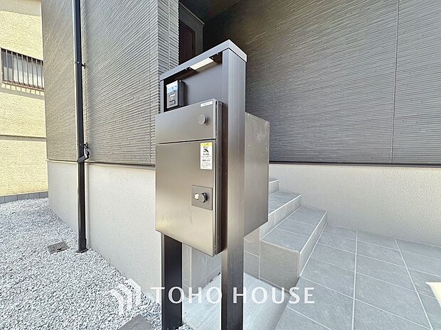 宅配ボックスは留守中でも宅配便の荷物が受け取れる為昼間の受け取りが困難な共働き世帯に需要が高い設備。