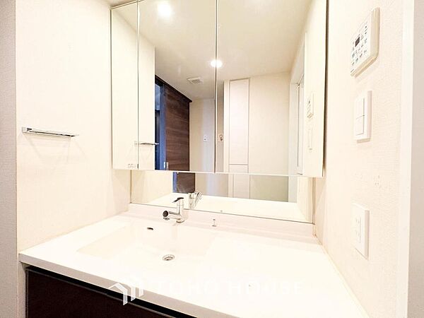 シンプルだからこそ使いやすい。スタンダードなデザインの洗面ボウルは清潔感あるオフホワイトです。