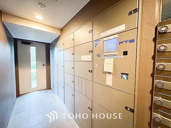宅配ボックスは留守中でも宅配便の荷物が受け取れる為昼間の受け取りが困難な共働き世帯に需要が高い設備。