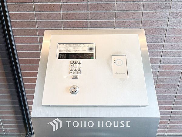 集合住宅のエントランスには住戸内部と通話できるモニター付きのインターホンが設置されています。