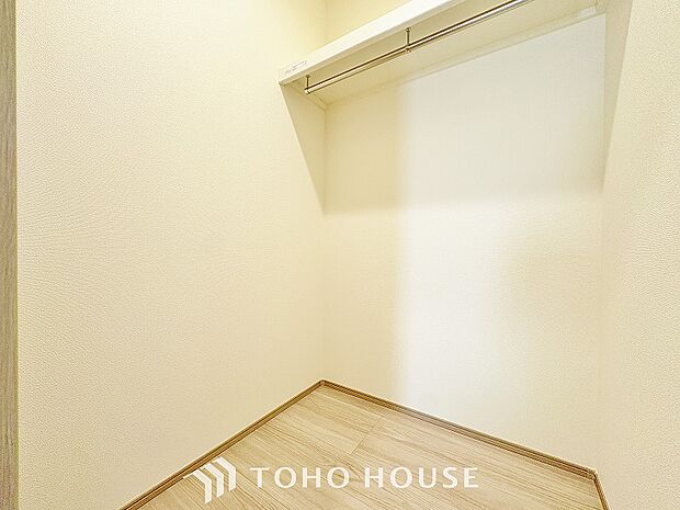ウォークインクローゼットは洋服だけでなく、帽子や鞄などの小物もまとめて収納できるのが嬉しいですよね。WIC