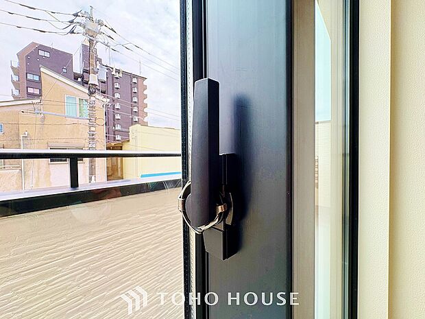 室内のサッシにはペアガラスを採用、高い断熱性による省エネと結露対策に有効です。