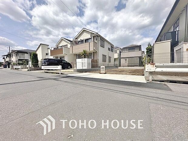 街並みの風景に包み込まれながら、瀟洒な印象も湛えて佇みます。