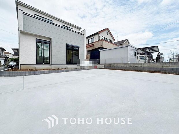 街並みの風景に包み込まれながら、瀟洒な印象も湛えて佇みます。