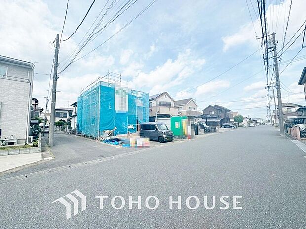 街並みの風景に包み込まれながら、瀟洒な印象も湛えて佇みます。