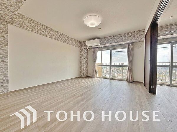 （※家具消し加工有・居住中）家族皆が集まる場所だからこそ、アクセントクロスを採用し、飽きの来ないデザイン性溢れる使い勝手のいいリビングとなっております。