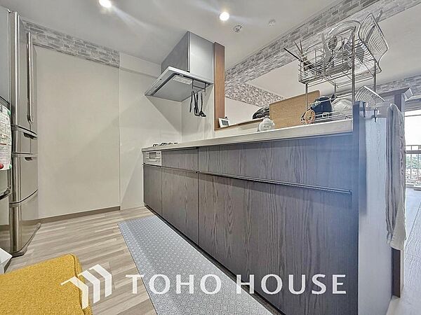 （※家具消し加工有・居住中）手元の収納から、足元の収納までが全てスライド式で、奥のスペースまで有効に活用できます。収納が多いので調理器具等すっきりと片付けられます。