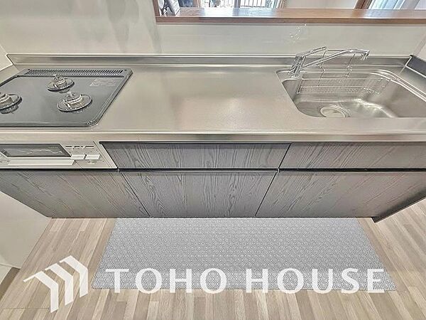 （※家具消し加工有・居住中）美しさと機能性に定評のあるキッチンを採用しました。使い勝手の良い広いカウンター、排水一体型シンク、3口コンロ、魚焼きグリルを完備しております。