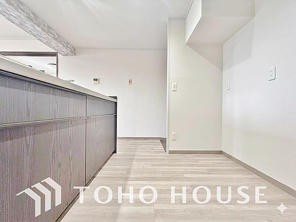 （※家具消し加工有・居住中）作業スペースを多くとった対面キッチン。夫婦そろってキッチンに立っても調理がしやすくゆとりある広さ。リビングにいる小さなお子様を見守りながら料理できる優しい設計です。