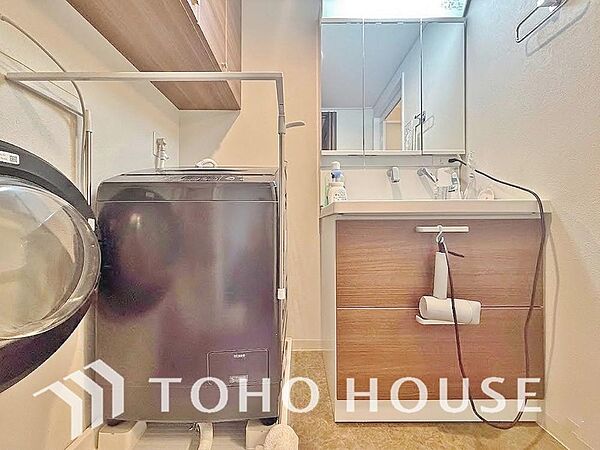 (※居住中)洗剤やタオル・下着などをしまっておける吊戸棚が設置された脱衣所。洗面台は三面鏡を採用し、身だしなみを整えやすく、鏡の後ろや下に収納スペースを設けております。