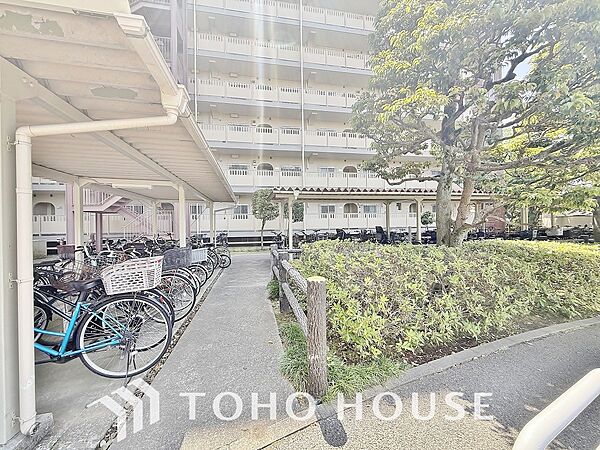 広さがしっかり確保された敷地内駐輪場。かさ張る自転車も安心して停めることができます。