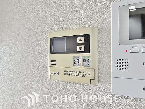 お風呂場と台所に操作リモコンが設置され、給湯リモコンは家事の最中でもボタン一つで簡単に沸かせます。