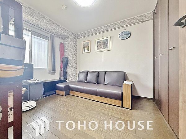 (※居住中)心と体をゆったりと安らげる洋室には大容量のクローゼットを完備。季節もののお洋服や、寝具などかさ張るお荷物を収納可能できますね。