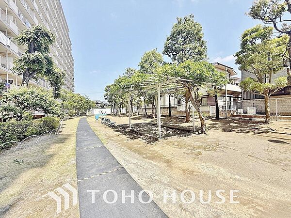 マンション内に公園があるため、わざわざ遠くまで外出せずに、お子様を遊ばせる事ができます。身近に緑があると四季を感じられます。