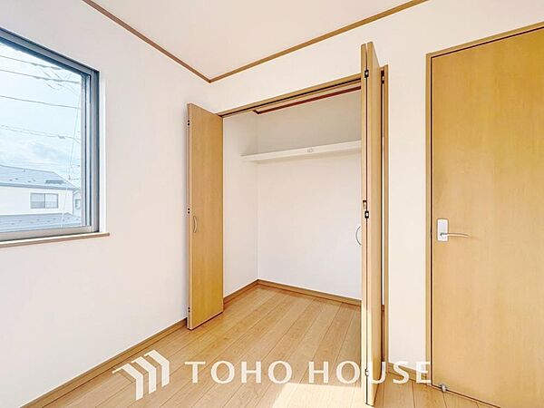 奥行きあるクローゼットを採用。衣装ケースや、掃除機といった物を収納できるような造りになっております。
