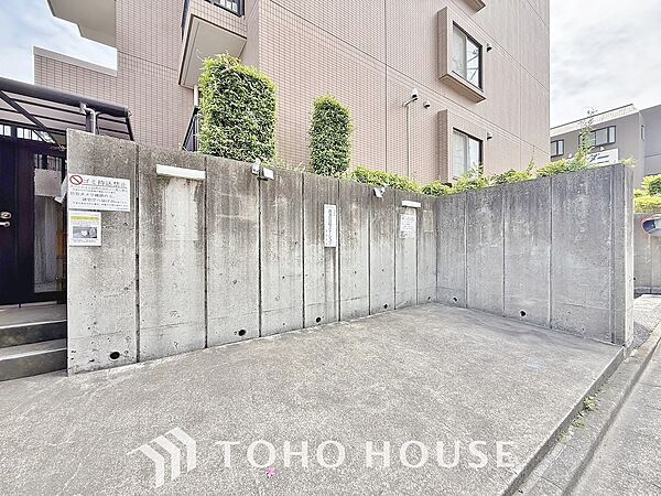 敷地内にある為、ごみ出しが短時間で済みます。外部の人にごみを見られることもないので防犯面も安心です。