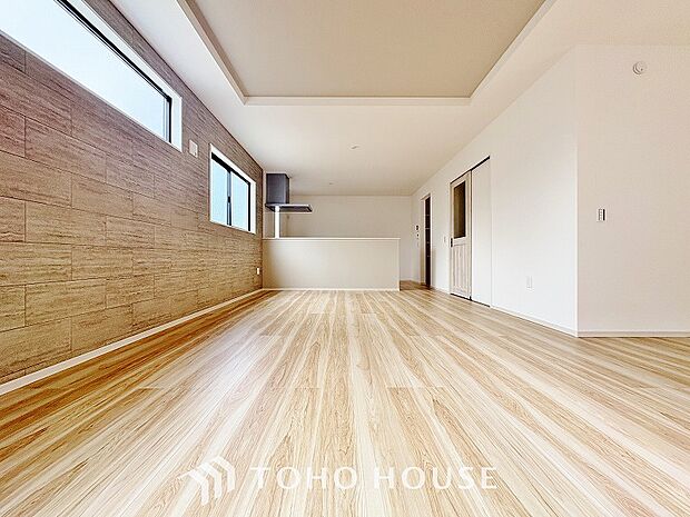 床をフローリングにすることで、お洒落かつ木目の温かみを感じる落ち着いた空間へと仕上げる事ができます。