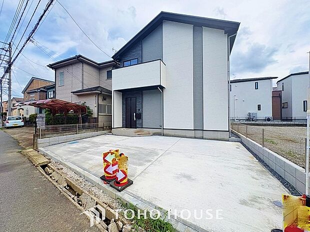 街並みの風景に包み込まれながら、瀟洒な印象も湛えて佇みます。